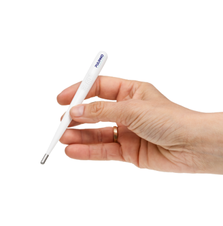 Termometr elektroniczny Pulinno trzymany w dłoni – widok urządzenia podczas użytkowania.