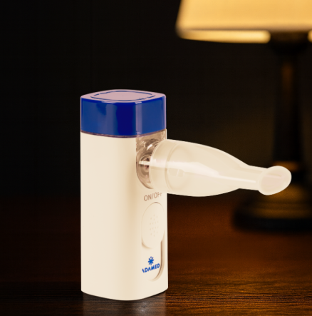 „Nebulizator siateczkowy Air Pro na stoliku nocnym – cicha praca urządzenia w nocnej scenerii.