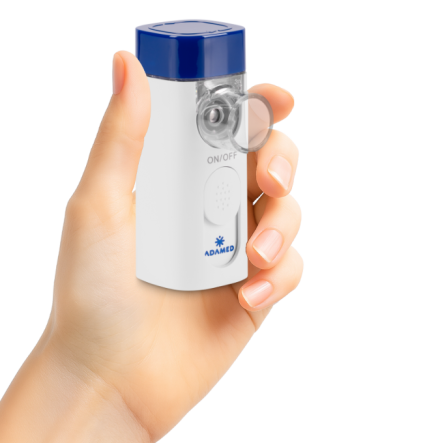 Nebulizator siateczkowy Air Pro — kompaktowe urządzenie do inhalacji, widok produktu z przodu trzymany w ręku.